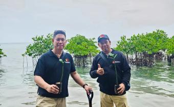 Ketua Bawaslu Jakarta Pusat, Christian Nelson Pangkey(kiri) bersama Anggota Bawaslu Kota Jakarta Pusat, Wahidin(kanan) laksanakan tanam pohon integritas di Kepulauan Seribu.