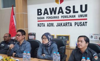 Ketua Bawaslu Kota Jakarta Pusat, Christian Nelson Pangkey saat terima monev dari SDMOD Bawaslu Provinsi DKI Jakarta.