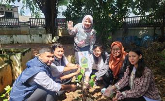 Pemeliharaan Pohon Manggis Dalam Program Jumat Sehati Bawaslu Jakarta Pusat