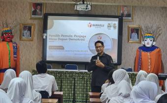 Koordinator Divisi Pencegahan, Partisipasi Masyarakat, dan Hubungan Masyarakat Bawaslu Kota Jakarta Pusat saat membawakan materi di SMAN 30 Jakarta