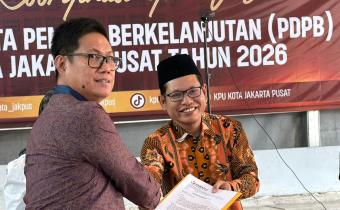 Ketua Bawaslu Jakarta Pusat menyerahkan surat imbauan kepada KPU Jakarta Pusat