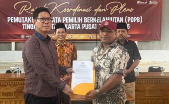 Penyerahan salinan BA Pleno PDPB Triwulan I Tahun 2026 oleh KPU Kota Jakarta Pusat