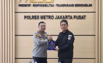 Penyerahan cinderamata kepada Kapolres Metro Jakarta Pusat sebagai simbolis kerjasama yang berkelanjutan dalam pengawasan pemilu.