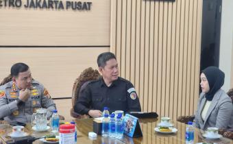 Dari kiri ke kanan: Kapolres Metro Jakarta Pusat, Ketua Bawaslu Kota Jakarta Pusat, dan Anggota Bawaslu Kota Jakarta Pusat.