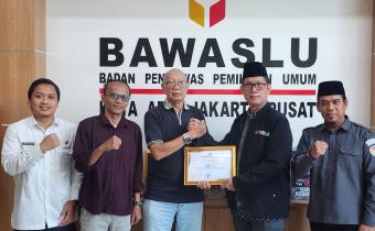 Eks Pegawai Bawaslu Jakarta Pusat, Bambang Hariyadi menerima penghargaan kategori Lifetime Achievement.