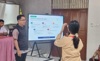Anggota Bawaslu Jakarta Pusat, M. Halman Muhdar saat melakukan kuis singkat kepada siswa