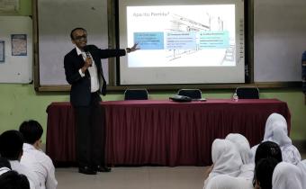 Anggota Bawaslu Jakarta Pusat, Dimas Triyanto Putro saat membawakan materi