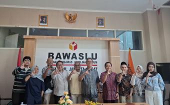 Foto Bersama Bawaslu Jakarta Pusat dengan Komisi Informasi Provinsi DKI Jakarta