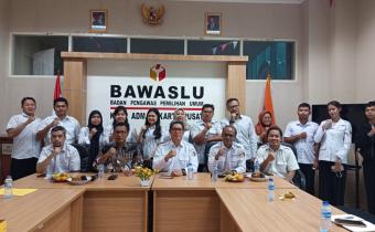 Foto bersama dalam Monev Bawaslu Provinsi DKI Jakarta