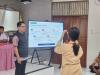 Anggota Bawaslu Jakarta Pusat, M. Halman Muhdar saat melakukan kuis singkat kepada siswa