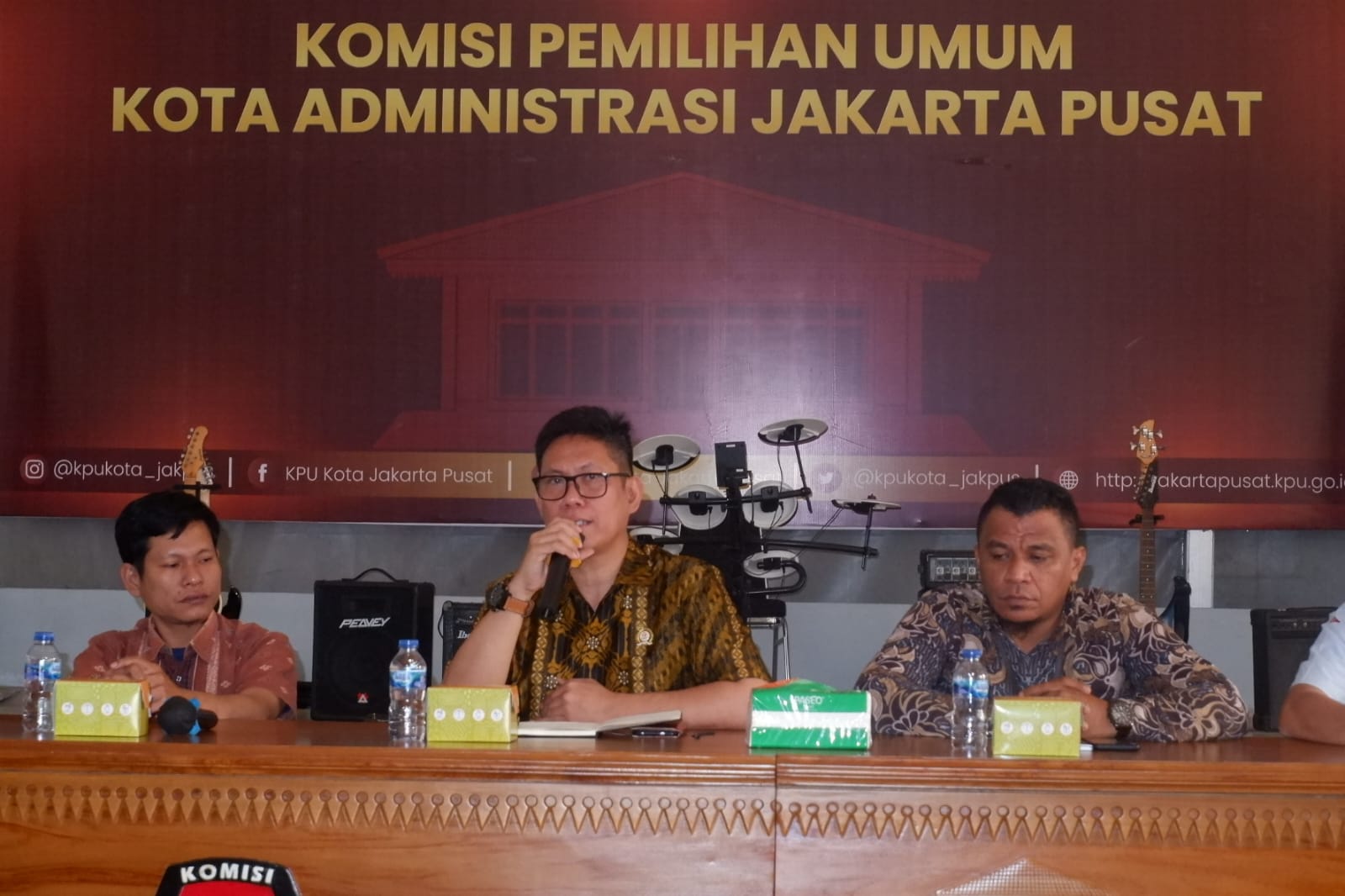 Ketua Bawaslu Jakarta Pusat Bersama Ketua dan Anggota KPU